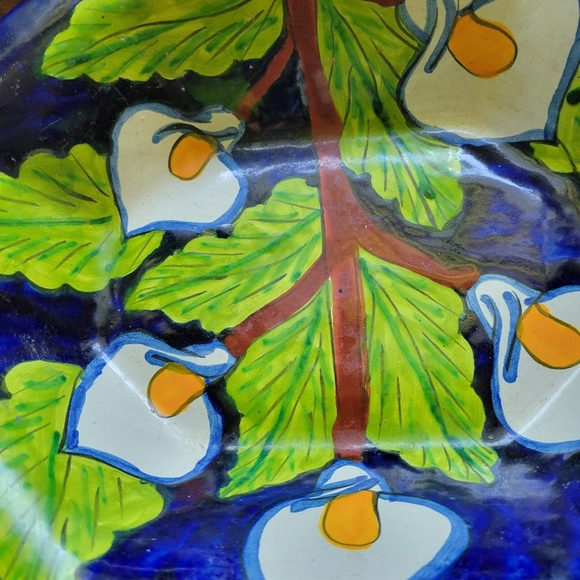 Handcrafted Ceramic Bowl with Leaf Design - Picture 7 of 7